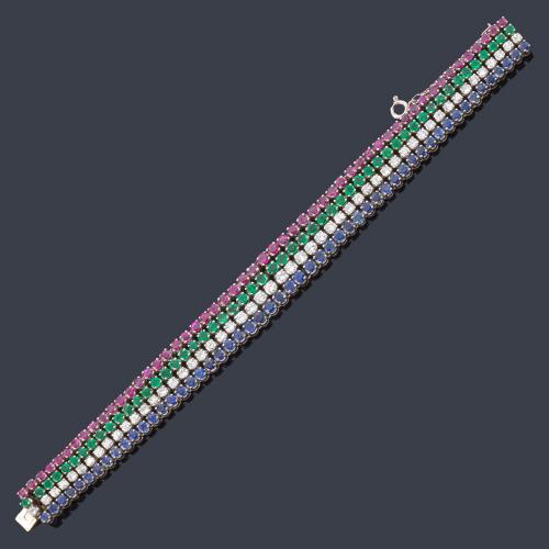  Pulsera tipo rivière con cuatro bandas de brillantes de aprox. 5,83 ct de rubíes de aprox. 5,50 ct , de zafiros de aprox. 4,95 ct y esmeraldas de aprox. 4,70 ct en total.