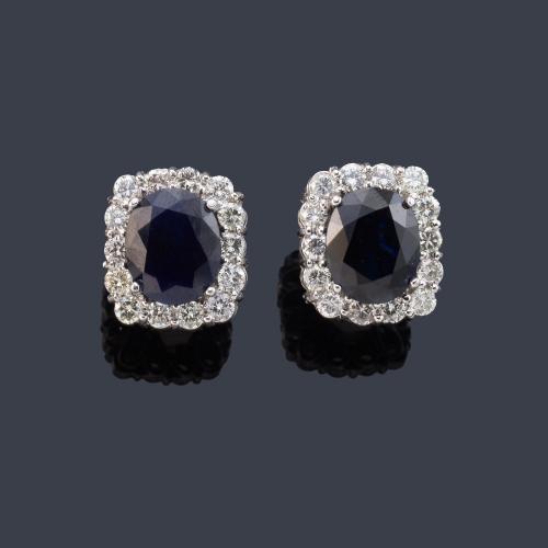 Pendientes cortos con pareja de zafiros talla oval de aprox. 4,00 ct y 4,58 ct respectivamente y orla de brillantes de aprox. 2,05 ct en total.