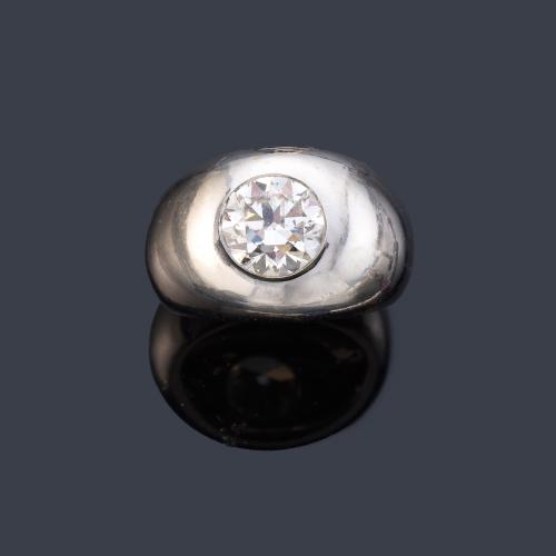  Solitario con diseño bombé con brillante central de aprox. 2,40 ct.