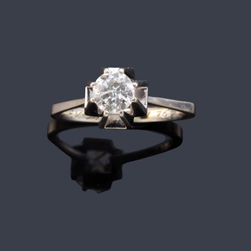  Solitario con brillante de aprox. 0,90 ct en total en montura de oro blanco de 18K.