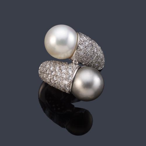 Anillo 'Tú y Yo' con pareja de perlas Australiana y Tahití de aprox. 11,40 mm y 11,43 mm con pavé de brillantes de aprox. 2,86 ct en total.