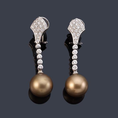 Pendientes largos con pareja de perlas Australianas 'Brown' de aprox. 13,65 mm y 13,70 mm con brillantes de aprox. 1,04 ct en total.