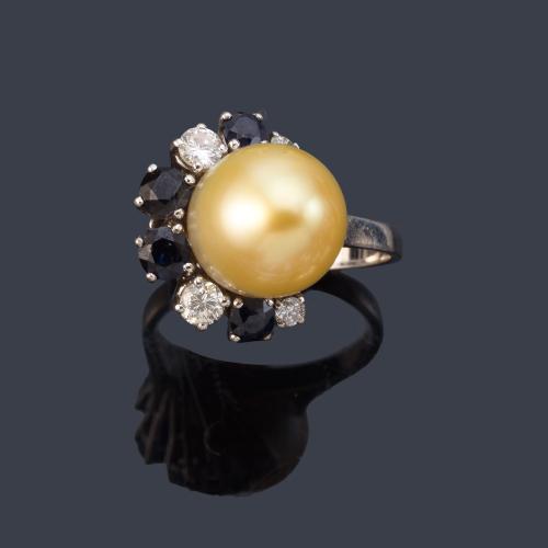 Anillo con perla aperillada central de aprox. 12,89 mm con semiorla de brillantes y zafiros.