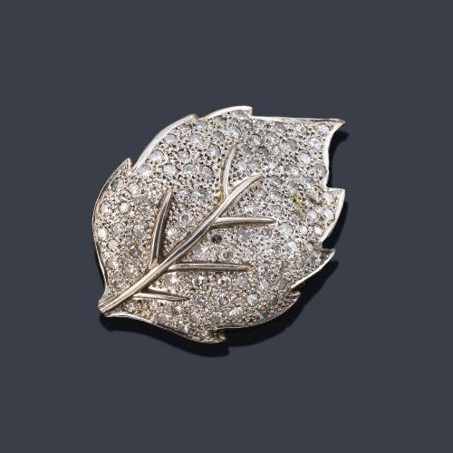 Broche en forma de hoja con pavé de brillantes de aprox. 3,00 ct en total.