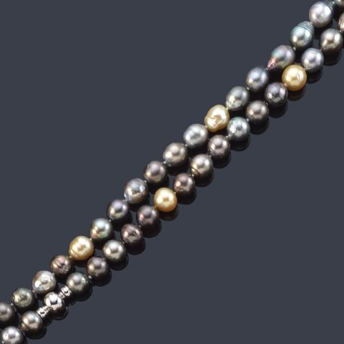 Collar largo con perlas de Tahití y 'golden' de aprox. 12,20 mm - 11,50 mm con cierre esférico de oro blanco de 18K.
