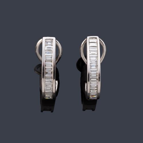 Pendientes criolla con banda de diamantes talla baguette de aprox. 1,40 ct en total.