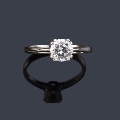 Solitario con brillante de aprox. 0,90 ct en montura de oro blanco de 18K. Certificado HRD.