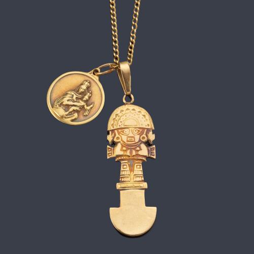 Cadena con medalla-escapulario con el 'Sagrado Corazón' y La Virgen del Carmen y motivo 'Muti ceremonial Inca' en oro amarillo de 18K.