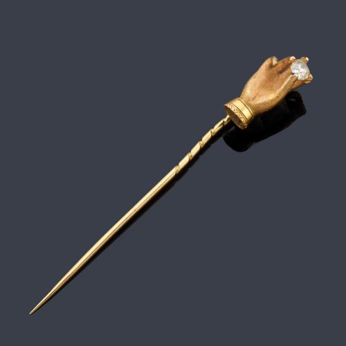 Alfiler con motivo de mano sosteniendo un diamante talla antigua de aprox. 0,15 ct en montura de oro amarillo de 18K.
