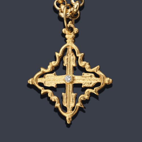 Cadena con cruz mallorquina en oro amarillo de 18K.