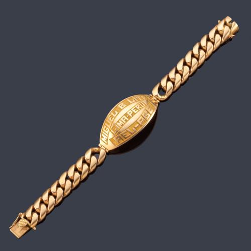 Pulsera-esclava con placa e inscripción 'Miguel B. Litri, Lima - Perú' con eslabones barbados en oro amarillo de 18 K.