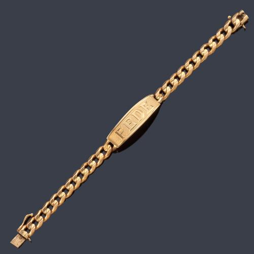 Pulsera-esclava con la inscripción 'Fede' con eslabones barbados en oro amarillo de 18K.