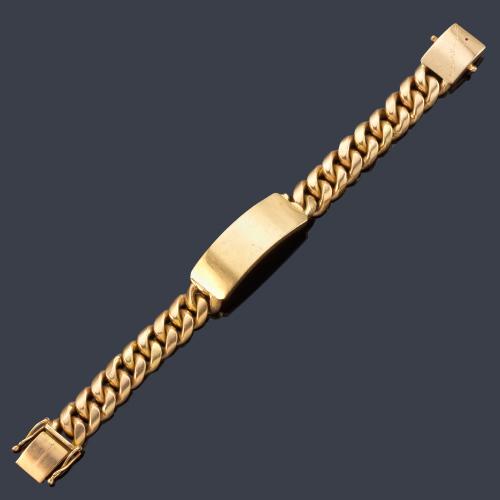 Pulsera esclava con placa sin inscripción en oro amarillo de 18K.