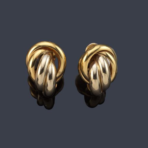 Pendientes cortos en forma de nudo realizado en oro blanco y amarillo de 18K.