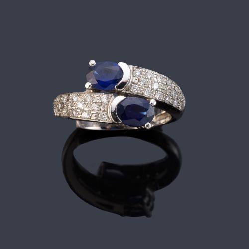Anillo con pareja de zafiros talla oval de aprox. 1,60 ct en total con pavé de brillantes en ambos brazos.