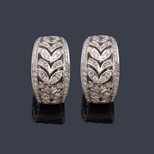  Pendientes tipo criolla con diseño vegetal y brillantes de aprox. 1,20 ct en total.