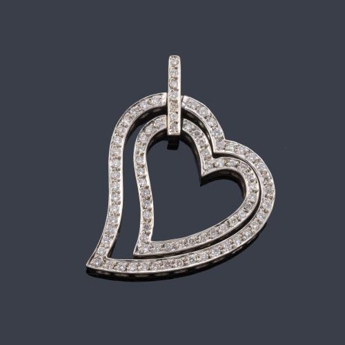 Colgante con motivo de doble corazón con brillantes de aprox. 0,58 ct en total.