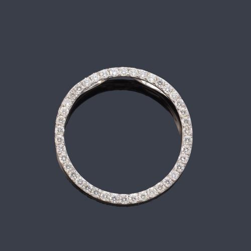 Colgante circular con banda de brillantes de aprox. 0,80 ct en total, en montura de oro blanco de 18K.