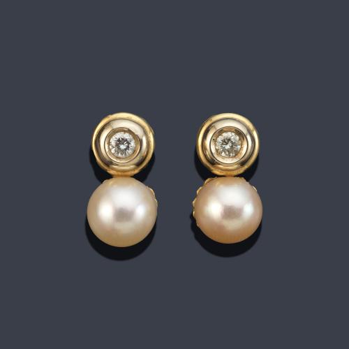 Pendientes 'Tú y Yo' con pareja de perlas de aprox. 9,57 mm y 9,54 mm con dos brillantes de aprox. 0,50 ct en total.