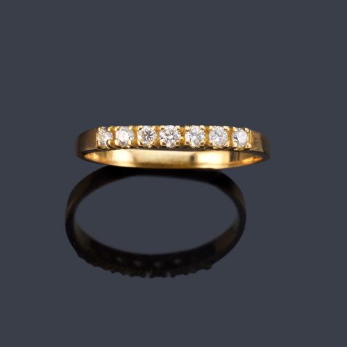 Media alianza con banda de brillantes de aprox. 0,12 ct en total en montura de oro amarillo de 18K.