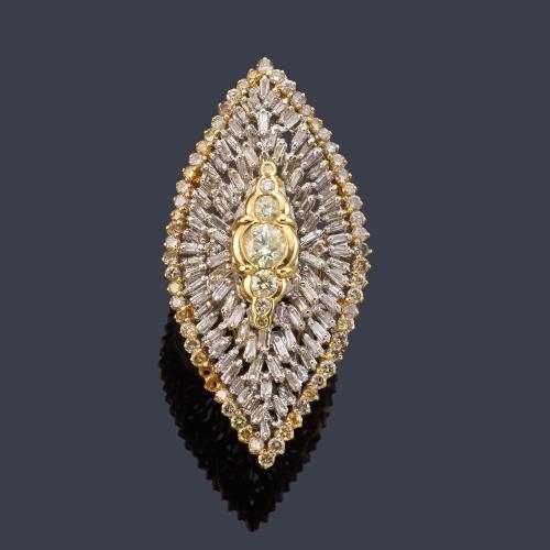 Anillo lanzadera con diamantes talla brillante y baguette de aprox. 3,20 ct en total.