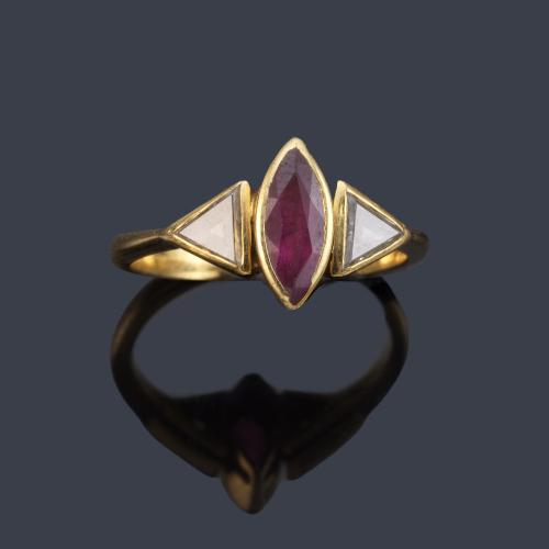 Anillo con rubí talla marquís de aprox. 0,50 ct con dos diamantes talla triángulo.