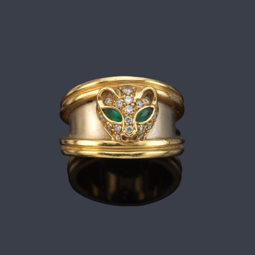 Anillo con motivo central de cabeza de pantera con brillantes y dos esmeraldas talla marquís.