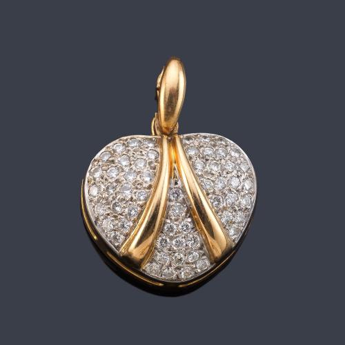 Colgante en forma de corazón con pavé de brillantes de aprox. 0,38 ct en total.