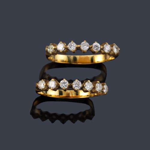  Dos medias alianzas con banda de brillantes de aprox. 0,98 ct en total.