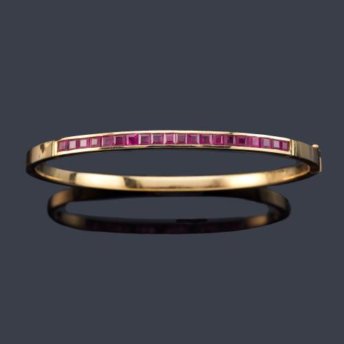 Pulsera con banda de rubíes calibrados en montura de oro amarillo de 18K.