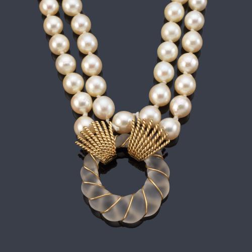 Collar largo con hilo de perlas de aprox. 6,02 - 7,10 mm con remate de cristal de roca gallonado en montura de oro amarillo de 18K.