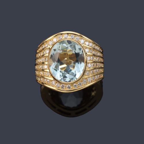 Anillo con aguamarina talla oval de aprox. 18,05 ct con múltiples bandas de brillantes de aprox. 2,60 ct en total.