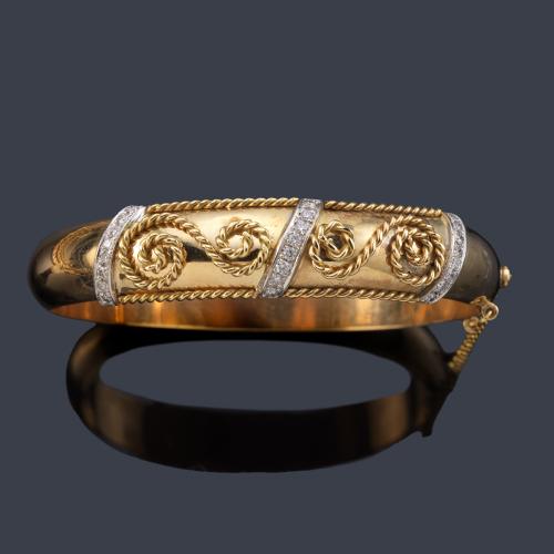 Pulsera rígida con motivo de cordoncillo y tres bandas de brillantes, en montura de oro amarillo de 18K.