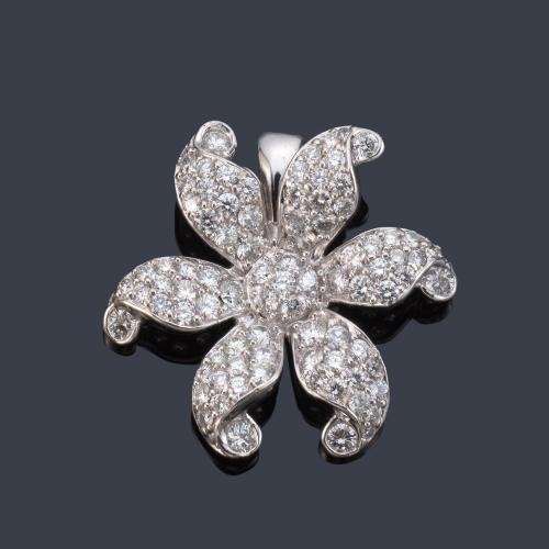 Colgante en forma de flor con pavé de brillantes de aprox. 2,74 ct en total.