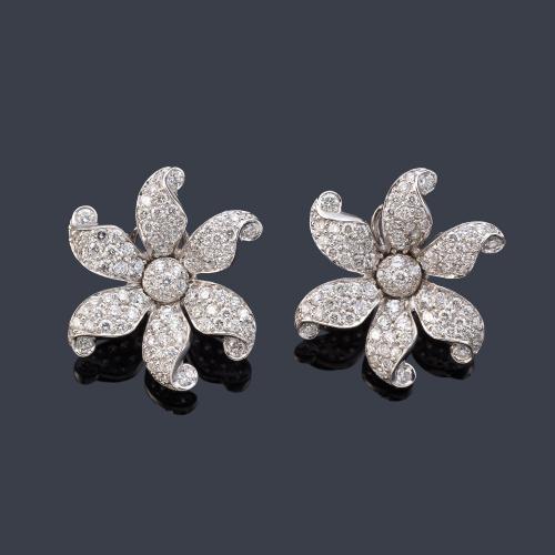  Pendientes cortos con motivo floral de brillantes de aprox. 5,50 ct en total.