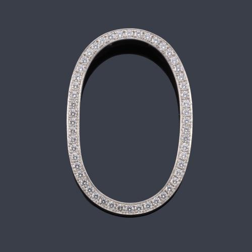 Colgante ovalado con brillantes de aprox. 0,70 ct en total.