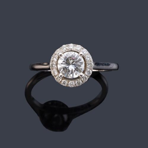 Anillo con brillante central de aprox. 0,68 ct con orla de brillantes de aprox. 0,23 ct en total.