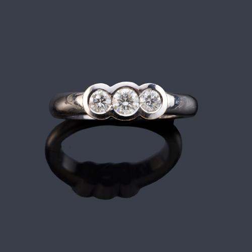  Tresillo con brillantes de aprox. 0,40 ct en total en montura de oro blanco de 18K.