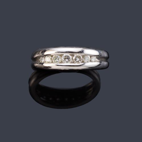 Media alianza con banda de brillantes de aprox. 0,30 ct en total en montura de oro blanco de 18K.