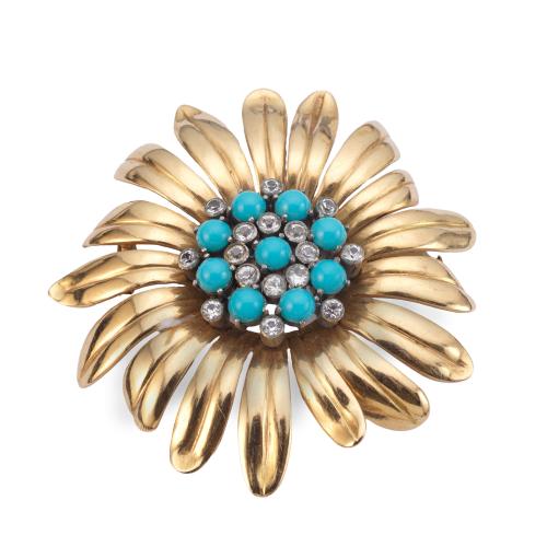 Broche floral con centro de turquesa con cuentas esféricas y piedras incoloras, realizado en oro amarillo de 18K.