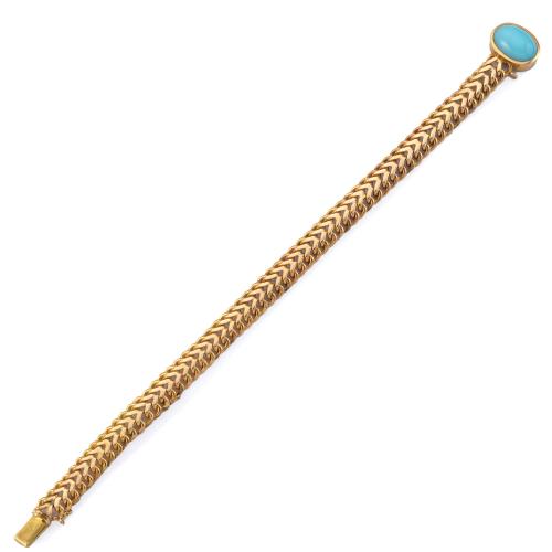 Pulsera con diseño de eslabones en forma de espiga y cierre con turquesa talla cabujón, en montura de oro amarillo de 18K.