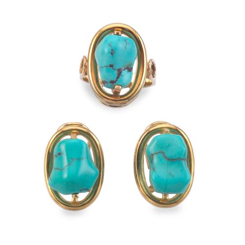 Pendientes cortos y anillo con turquesas pulidas en montura de oro amarillo de 18K.