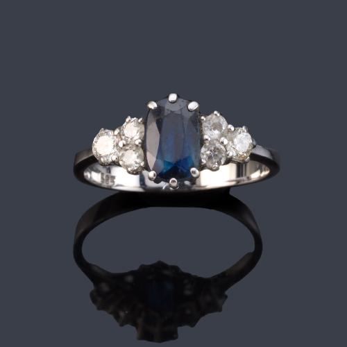 Anillo con zafiro talla oval de aprox. 1,00 ct con brillantes en montura de oro blanco de 14K.
