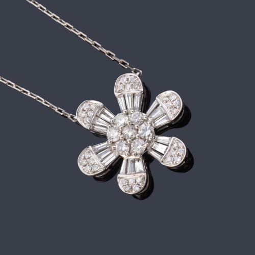  Colgante con diseño de flor con diamantes talla trapecio y brillante de aprox. 1,70 ct en total.