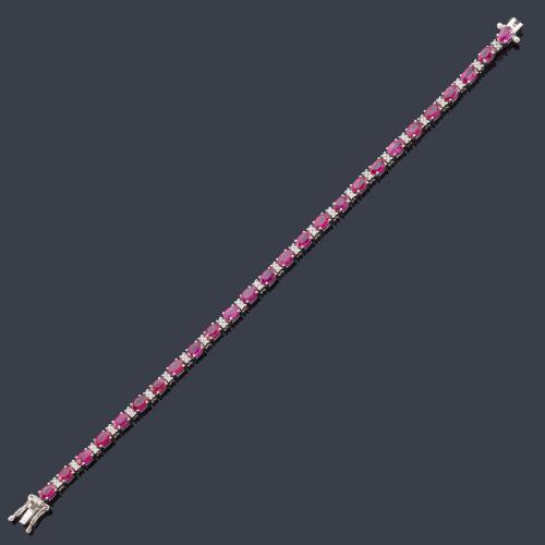 Pulsera rivière con rubíes talla oval intercalado con brillantitos en montura de oro blanco de 18K.