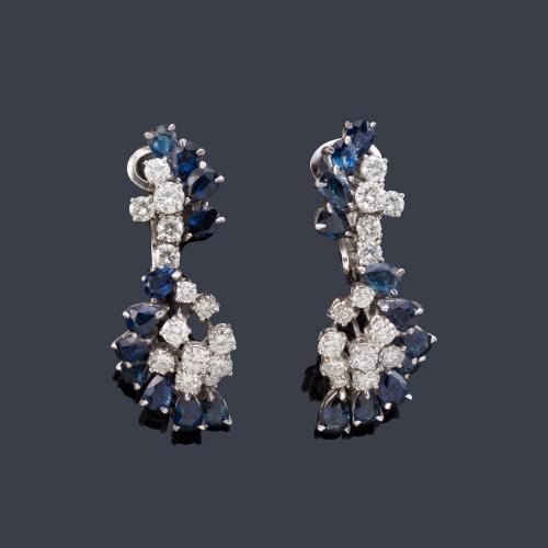  Pendientes largos con banda curvada de zafiros talla perilla y brillantes de aprox. 2,82 ct en total.