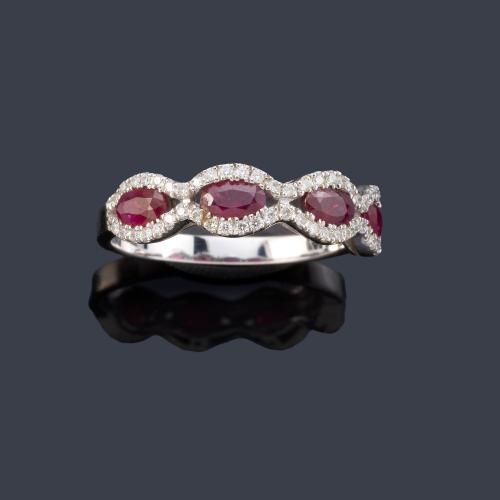 Anillo con cuatro rubíes talla oval con orla ondulada en montura de oro blanco de 18K.