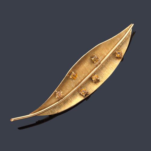 Broche en forma de hoja salpicado con cuarzos citrinos en oro amarillo mate de 18K. Años '70.