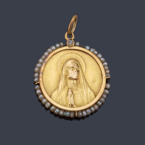 Medalla devocional con La Imagen de La Virgen con orla de perlitas aljófar en montura de oro amarillo de 18K.