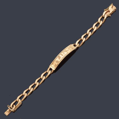 Pulsera-esclava con inscripción 'Mª Luisa' y una fecha, con eslabones ovalados en oro amarillo de 18K.